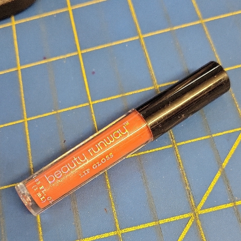 Beauty Runway Lip Gloss - Shimmering Pinky Peach 1ml New